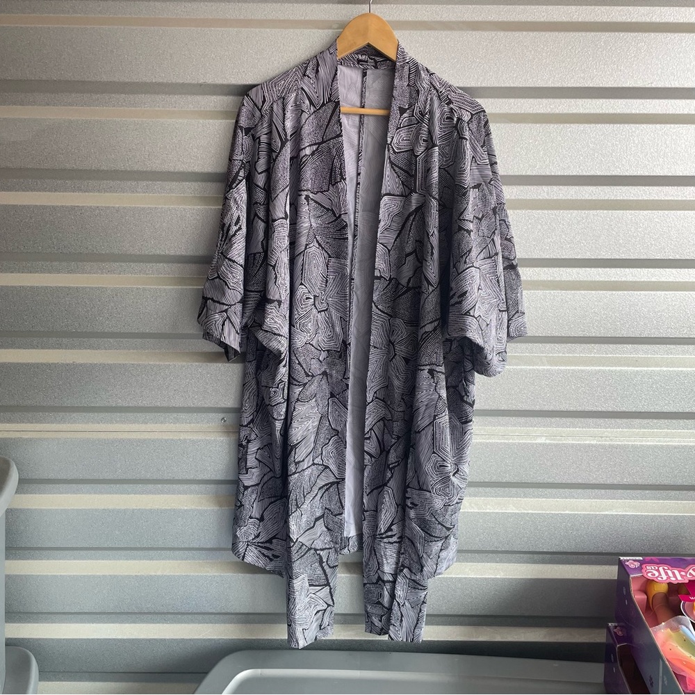 Lululemon rare Yoga Haven Kimono Dottie Tribe White Black